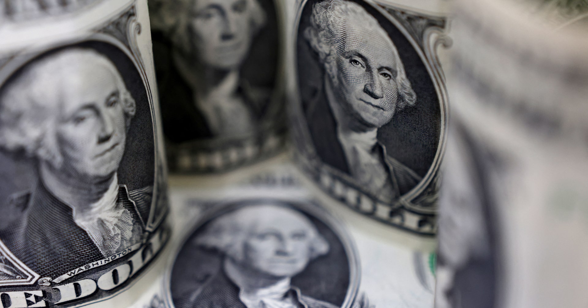 午後3時のドルは143円前半へ上昇、財務省の国債発行見直し報道で円金利低下