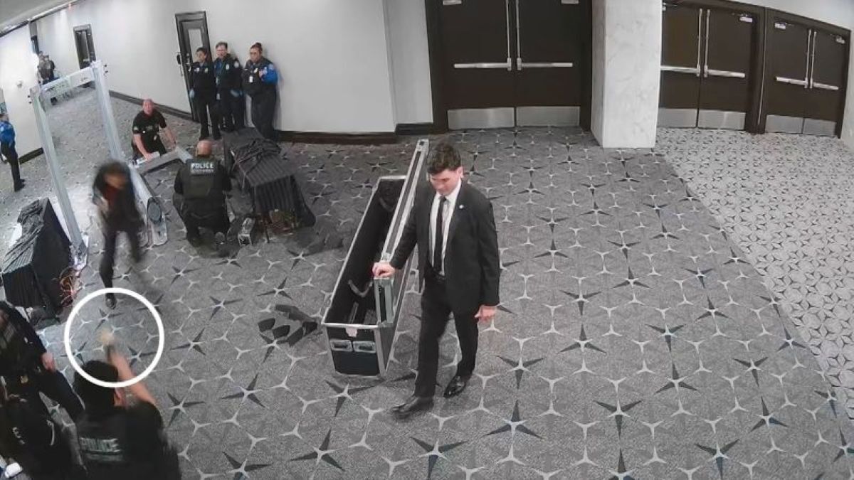 米記者夕食会襲撃、散弾銃構え保安検査を駆け抜ける容疑者の姿 CNNが映像分析
