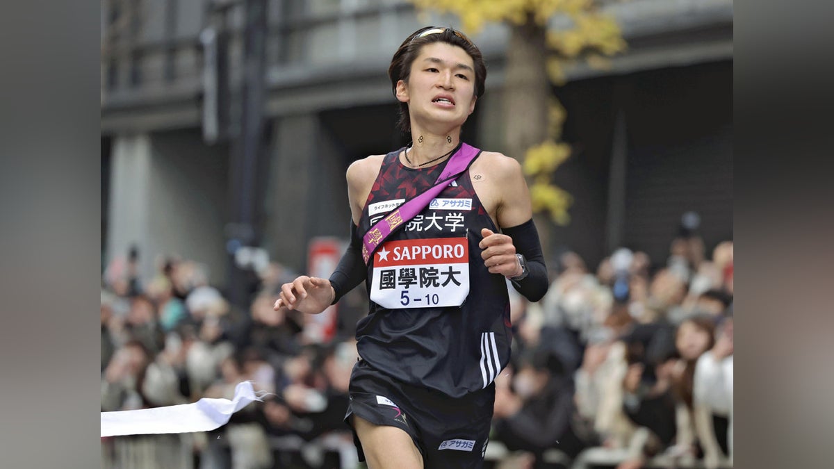 箱根駅伝：「ケツメイシ」大蔵さんが父の国学院大・吉田蔵之介が早大を振り切り３位でゴール : 読売新聞