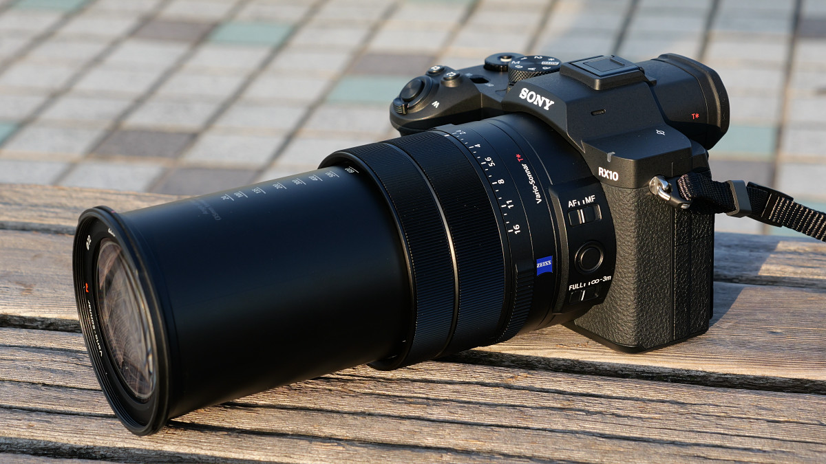 25倍ズームレンズを搭載したソニーのレンズ一体型カメラ「RX10 V」の外観はこんな感じ