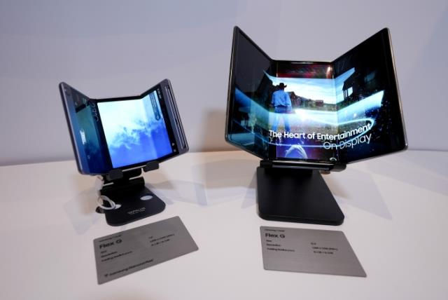 Samsungがまさかの三つ折りスマホ「Galaxy G Fold」をまもなく発表か、両サイドのパネルを内側に折りたたむ「G字」採用