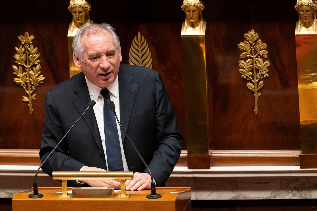 フランス首相、信任投票控え議員と直接協議へ－強まる退陣圧力
