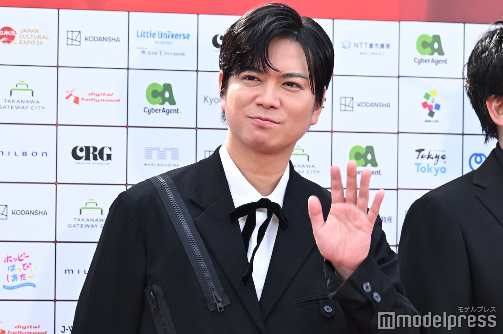 NEWS加藤シゲアキ、リボンタイのフォーマルスタイルでレカペ登場【SSFF＆ASIA2025】