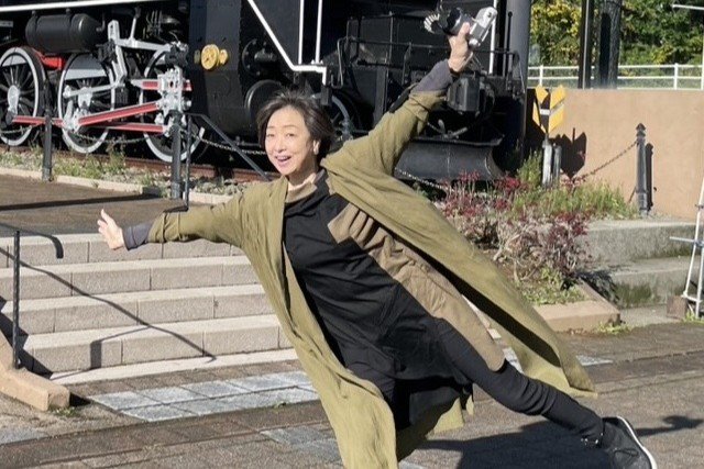 59歳・川上麻衣子さん、95歳父のスマホ買い替えと八ヶ岳での「不便な環境」での気づき。「年齢に合った豊かさを見つけたい」（ESSE