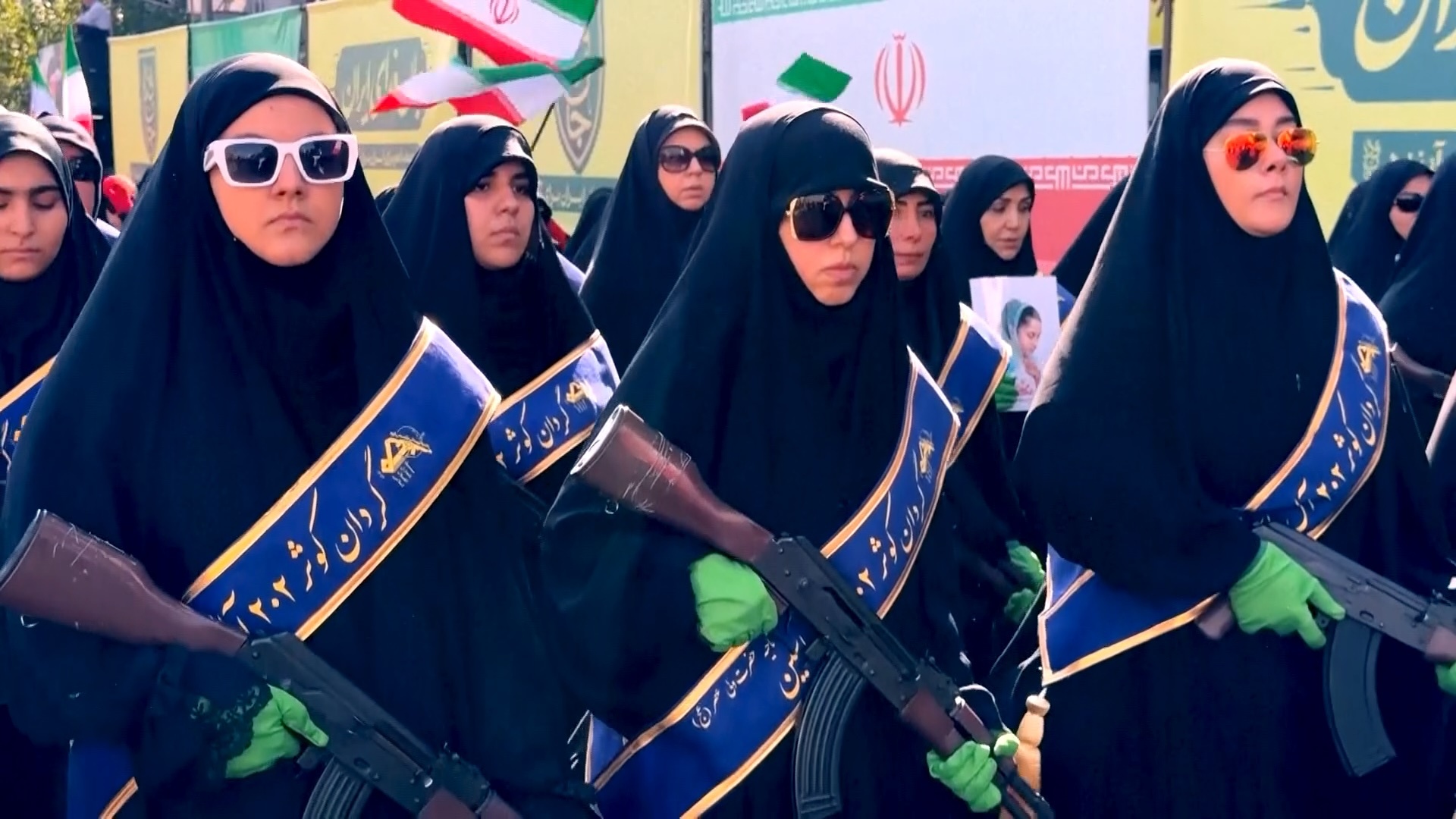 開戦以来最大規模の抵抗デモ イラン首都で数千人が結束を示す