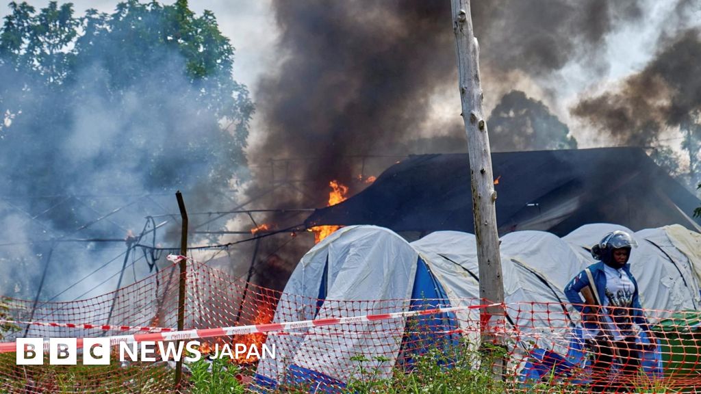 エボラ治療の病院で怒った群衆がテントに放火 コンゴ民主共和国