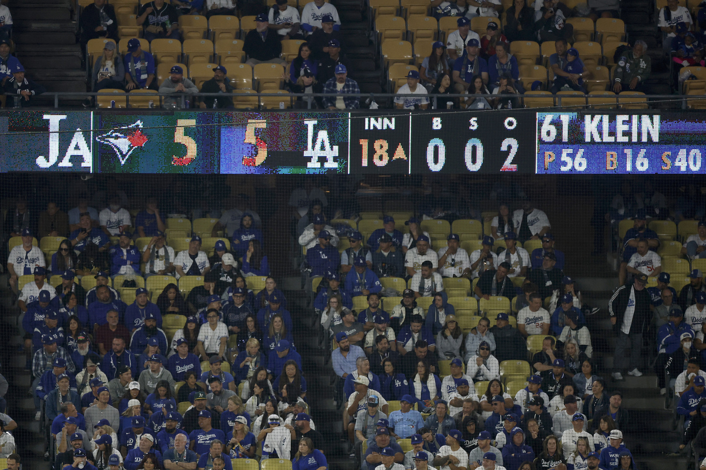 「午前６時、スタッフが懸命に後片づけ中」延長18回の激闘後、ド軍本拠地“徹夜の清掃作業”にLA記者が感嘆「彼らもMVP」「もし観客全員が自分のゴミを持ち帰ったら...」