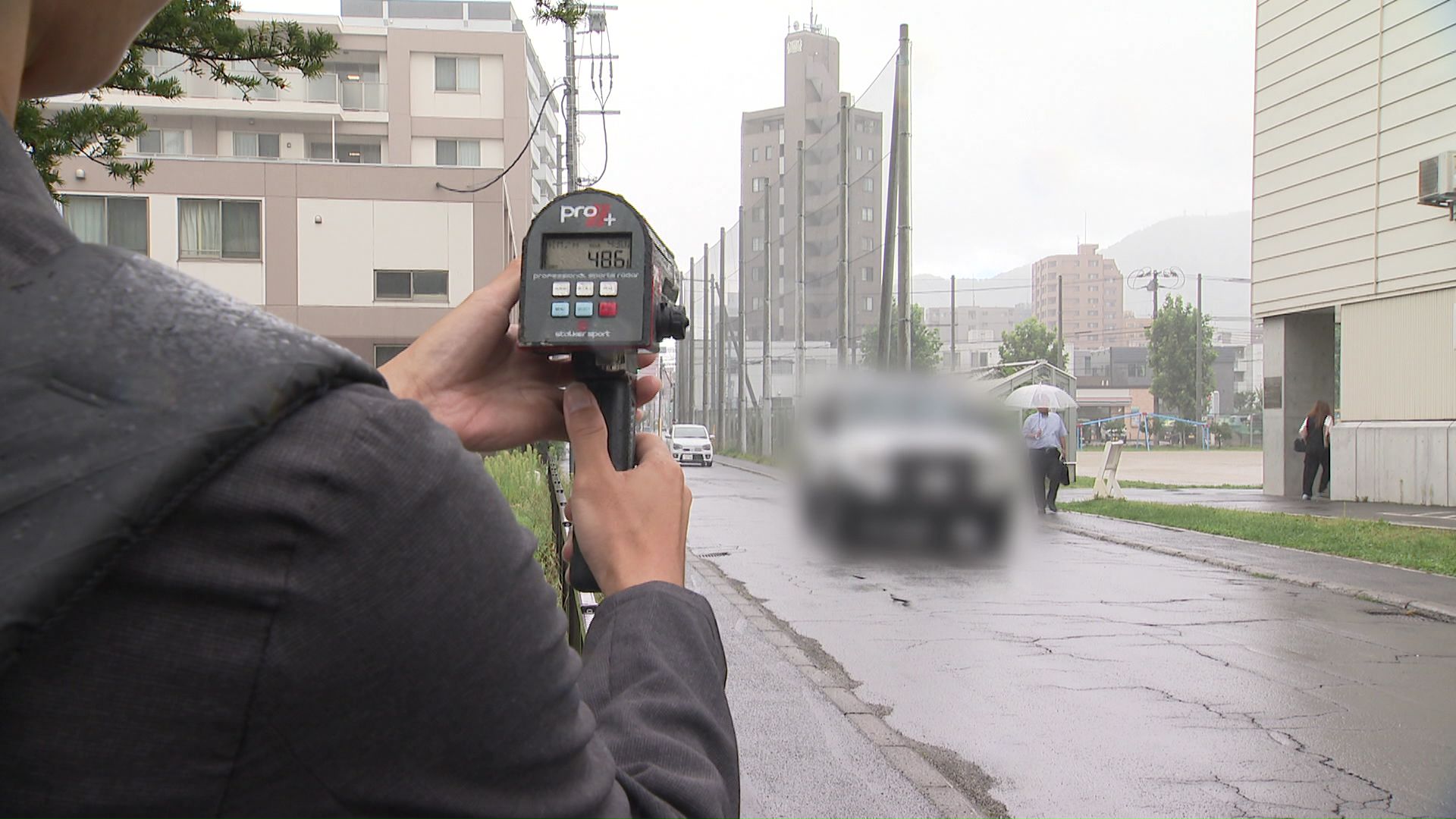 【スピードガンで30分間測ってみた】生活道路「時速30キロ」改正1週間_記者の測定では40キロ超の車も…タクシー運転手は「客に『急いで」と言われ困る」「冬場は坂道上がれないかも…」＜北海道＞（FNNプライムオンライン）