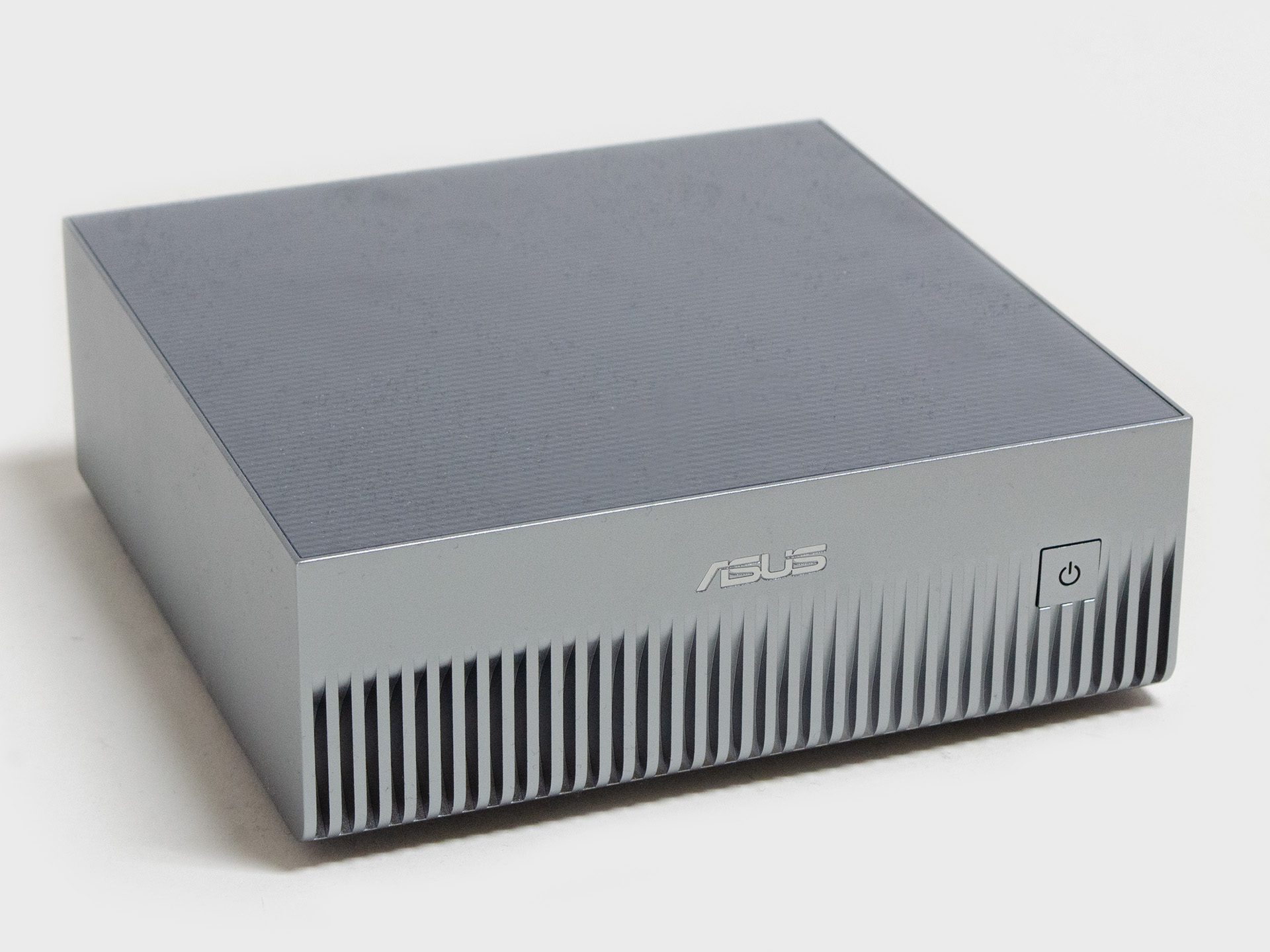 やっと来たぜ卓上AIスパコン「ASUS ASCENT GX10」！気になる性能はどう？