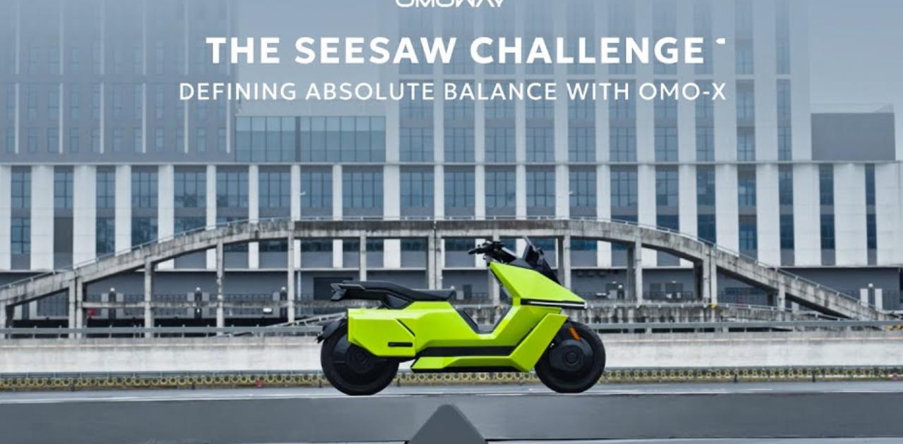 倒れずに自律走行するEVバイク、巨大シーソーで自らバランスを取る