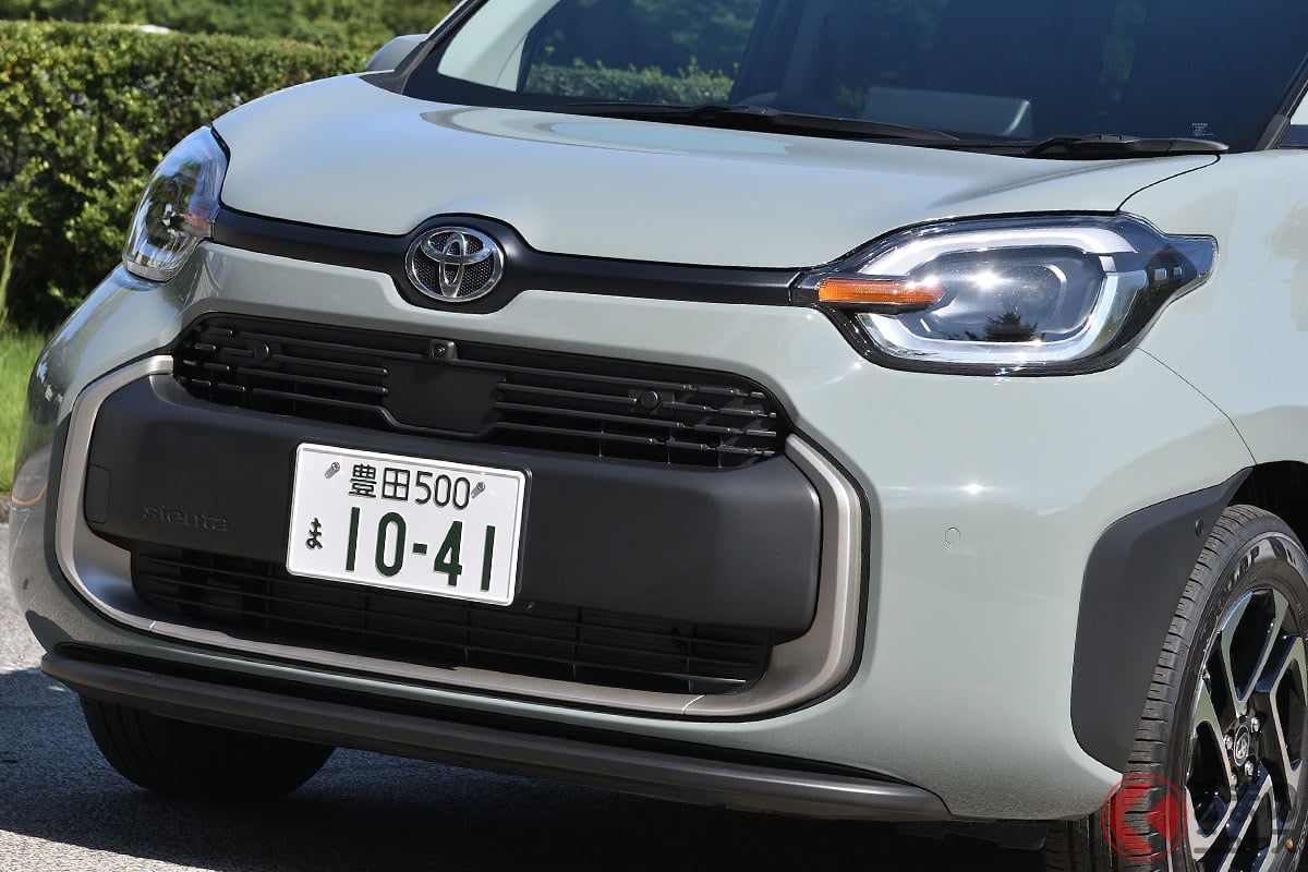 トヨタ「“2人乗り”シエンタ」で「足を伸ばして寝られる」のサイコー！ 瞬時に車中泊できる“画期的システム”搭載したユルト「VANLIFE ROOMKIT」改良モデルとは！