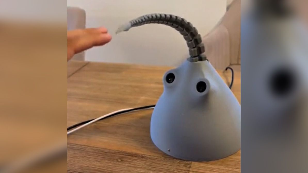 触手をうねうね動かして人間の声や動作に応答するAI搭載触手ロボット「ショゴス・ミニ」が登場