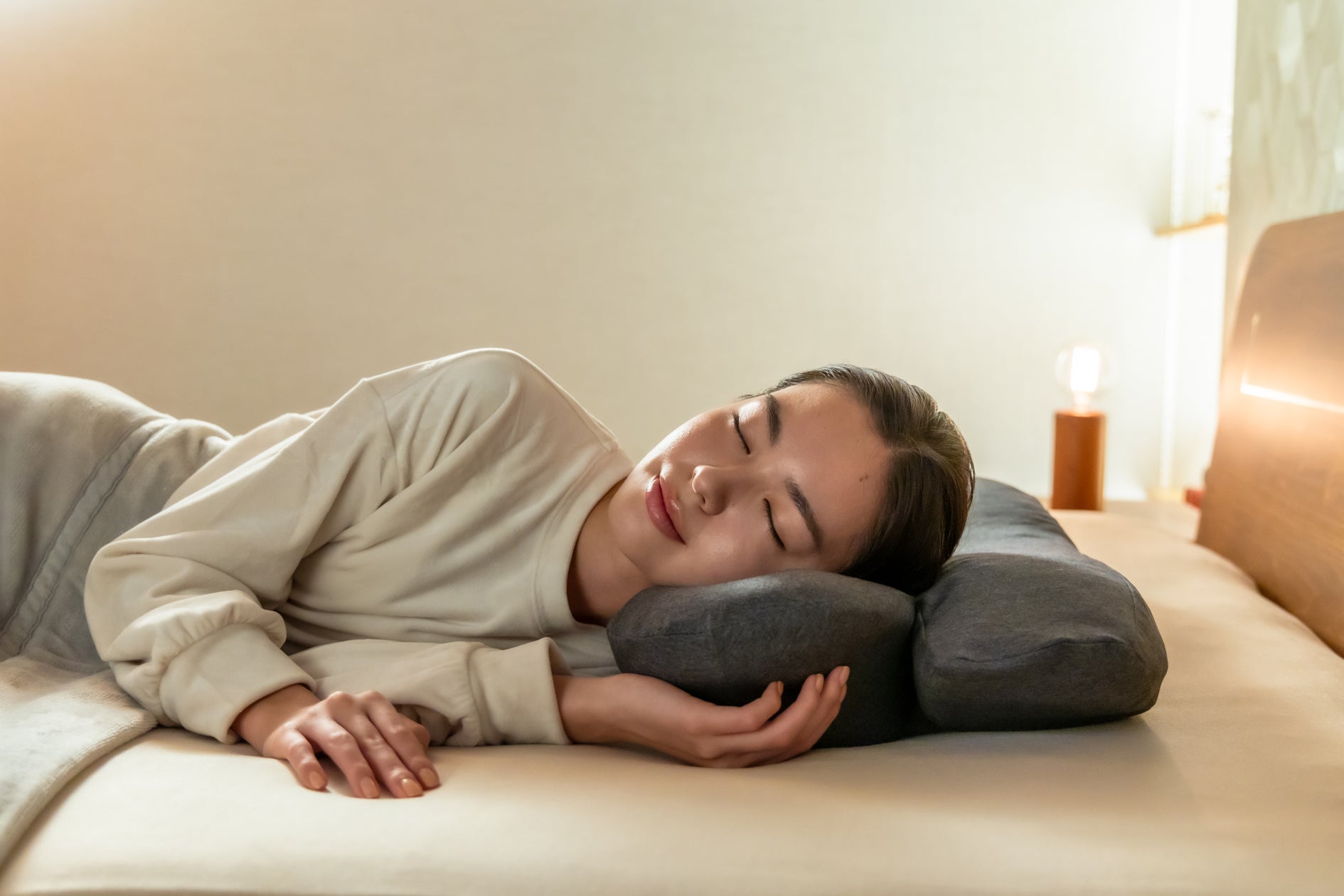 【自社調査】横向き寝は全体の約5割、うち6割以上が肩や腕の圧迫に悩んでいる--横向き寝専用の枕『首と肩がホッとする横寝枕サイドフィット』本販売開始