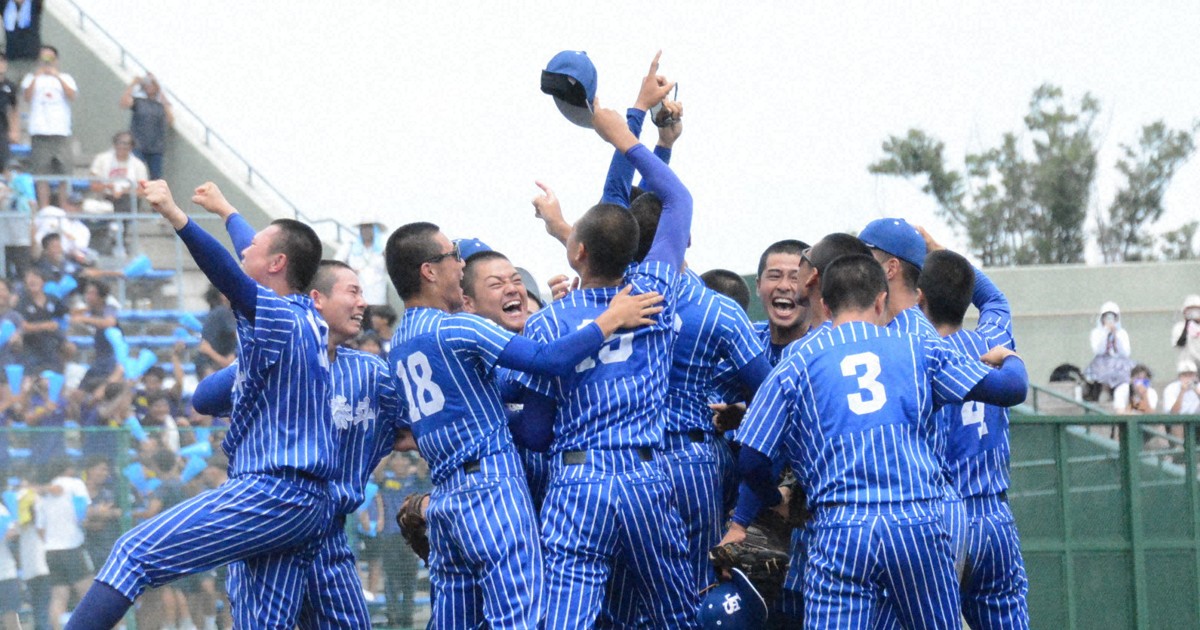 ユニホームは「唯一無二」 青藍泰斗、27歳監督が挑む夏の甲子園