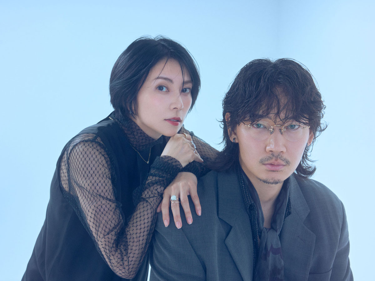 『でっちあげ ～殺人教師と呼ばれた男』綾野剛×柴咲コウ「ノーモーションで打たれる芝居」初共演の二人が出演作『バトル・ロワイアル』から『地面師たち』まで語り合う【インタビュー】