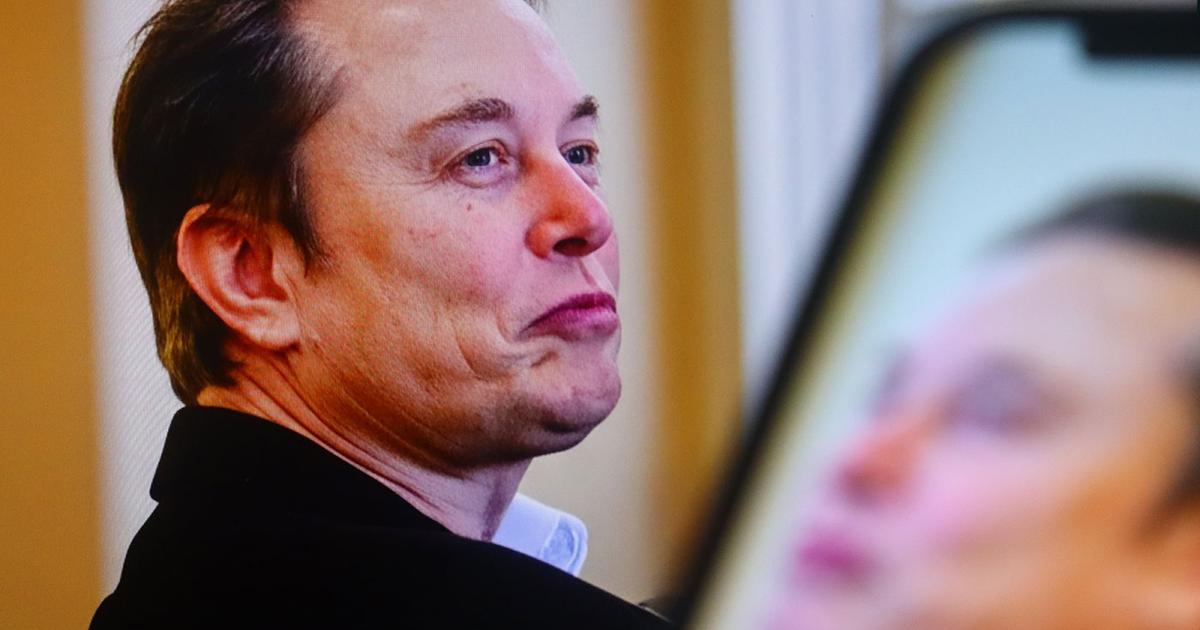 イーロン・マスクの巨大バルーンがタイムズスクエアに出現