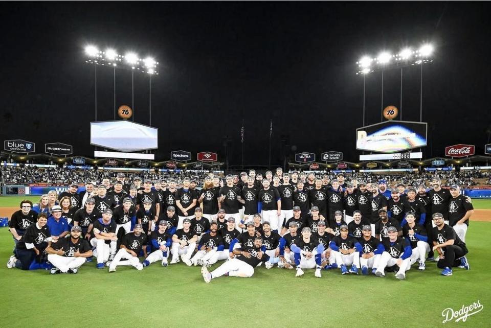 歓喜のドジャース 奥さま会も別室で「乾杯！」地区シリーズ突破で集合写真 「美しい」「最高のサポートチーム」と反響