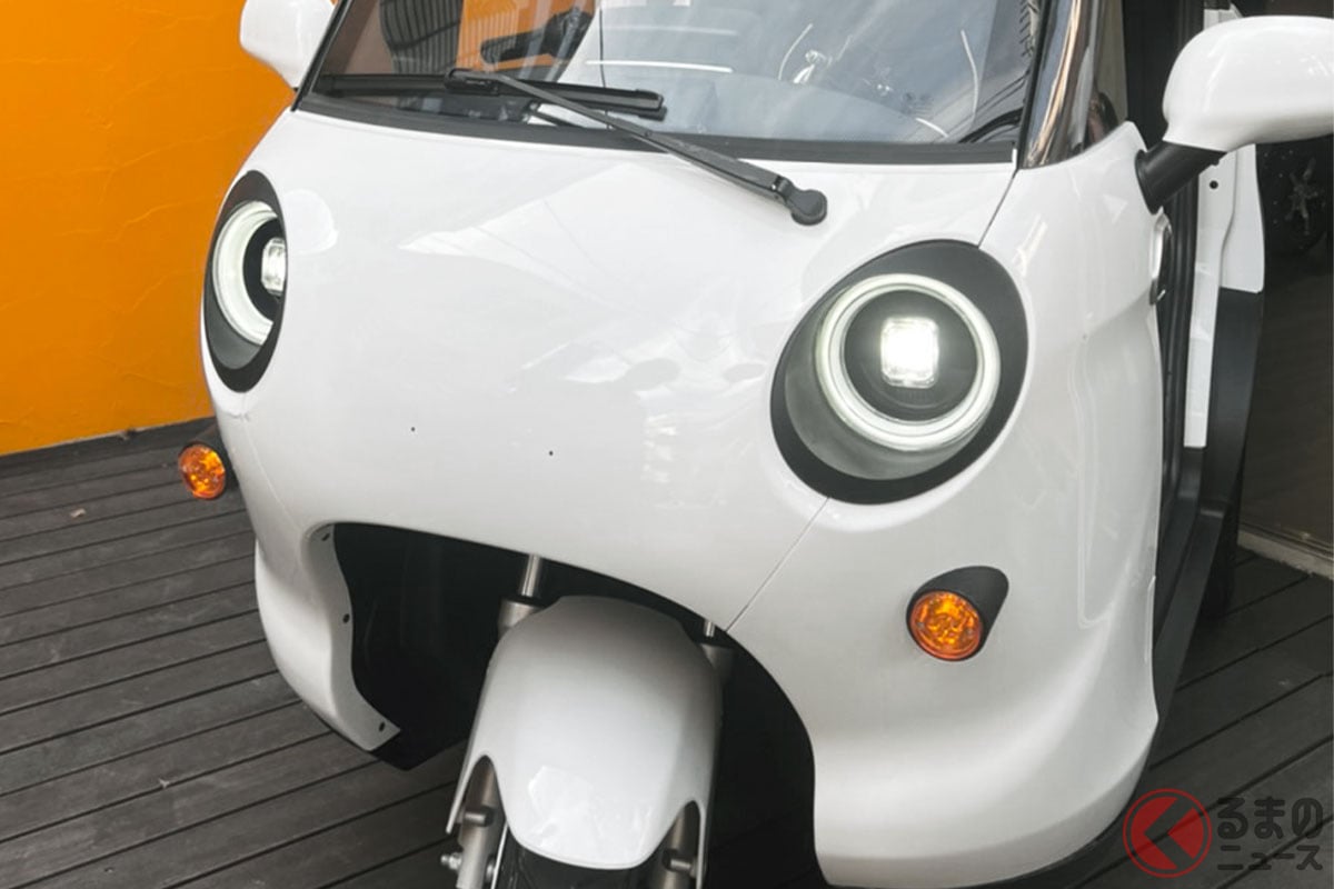 新型「“3人乗り”トライク」発表！ 世界初の“すごいバッテリー”搭載＆屋根の「ソーラーパネル」で充電可能！ 最大“150km”も走れるEVジェネシス「スリールオータ」とは！
