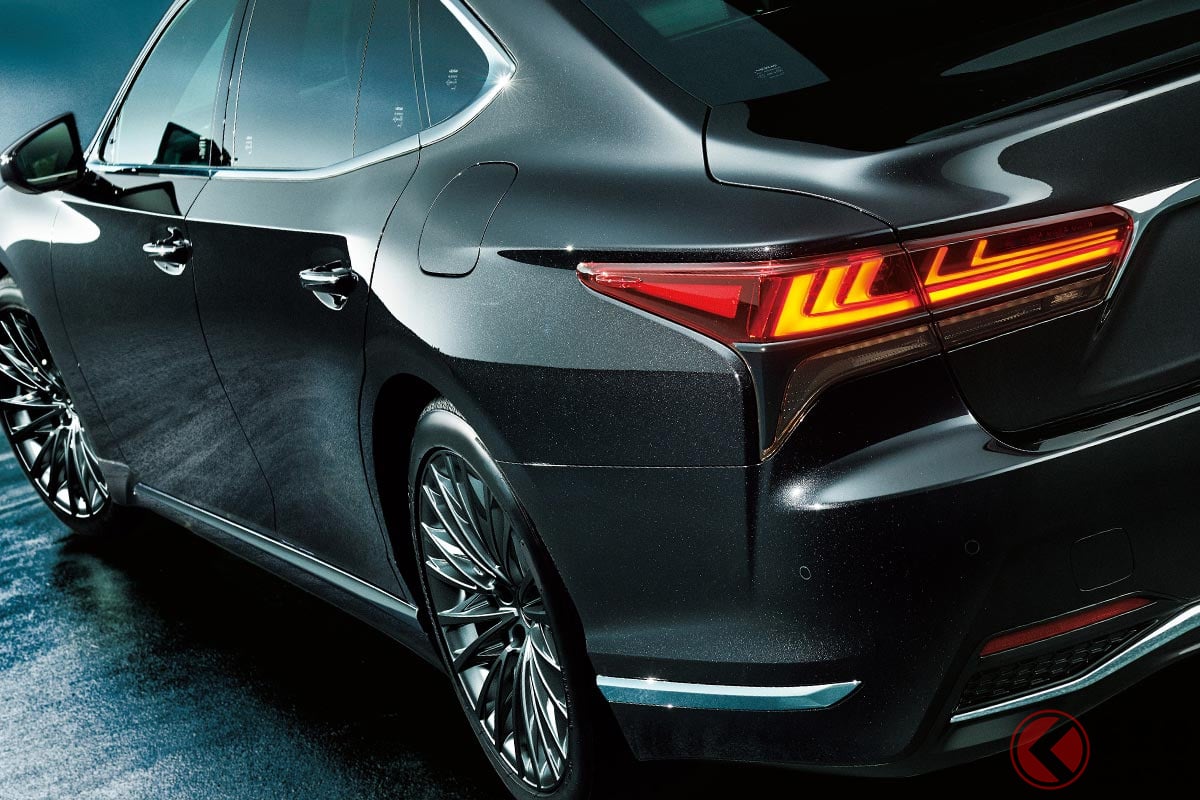 レクサス「最高級セダン」が進化！ "美しすぎる"ガラス装飾の豪華内装＆リアに「LEXUS」ロゴ採用！ V6ツインターボ廃止の「最新LS」に注目！