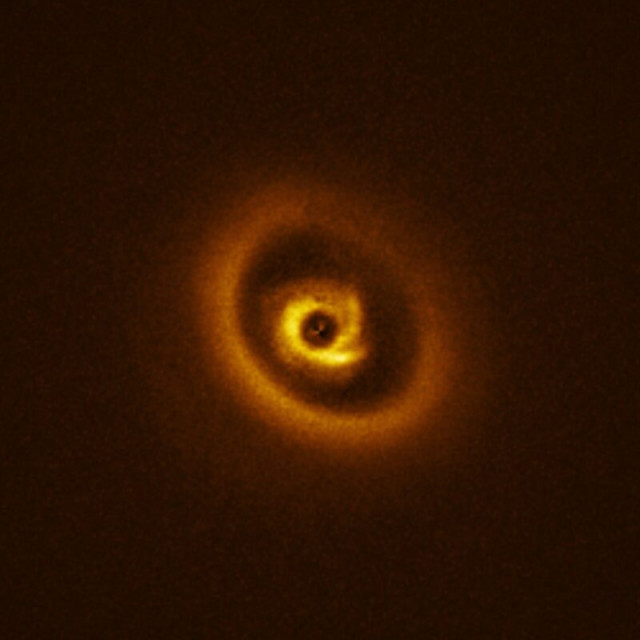 惑星を形成中か。430光年先にあるガスと塵の円盤を超大型望遠鏡で撮影（アストロピクス）｜ｄメニューニュース