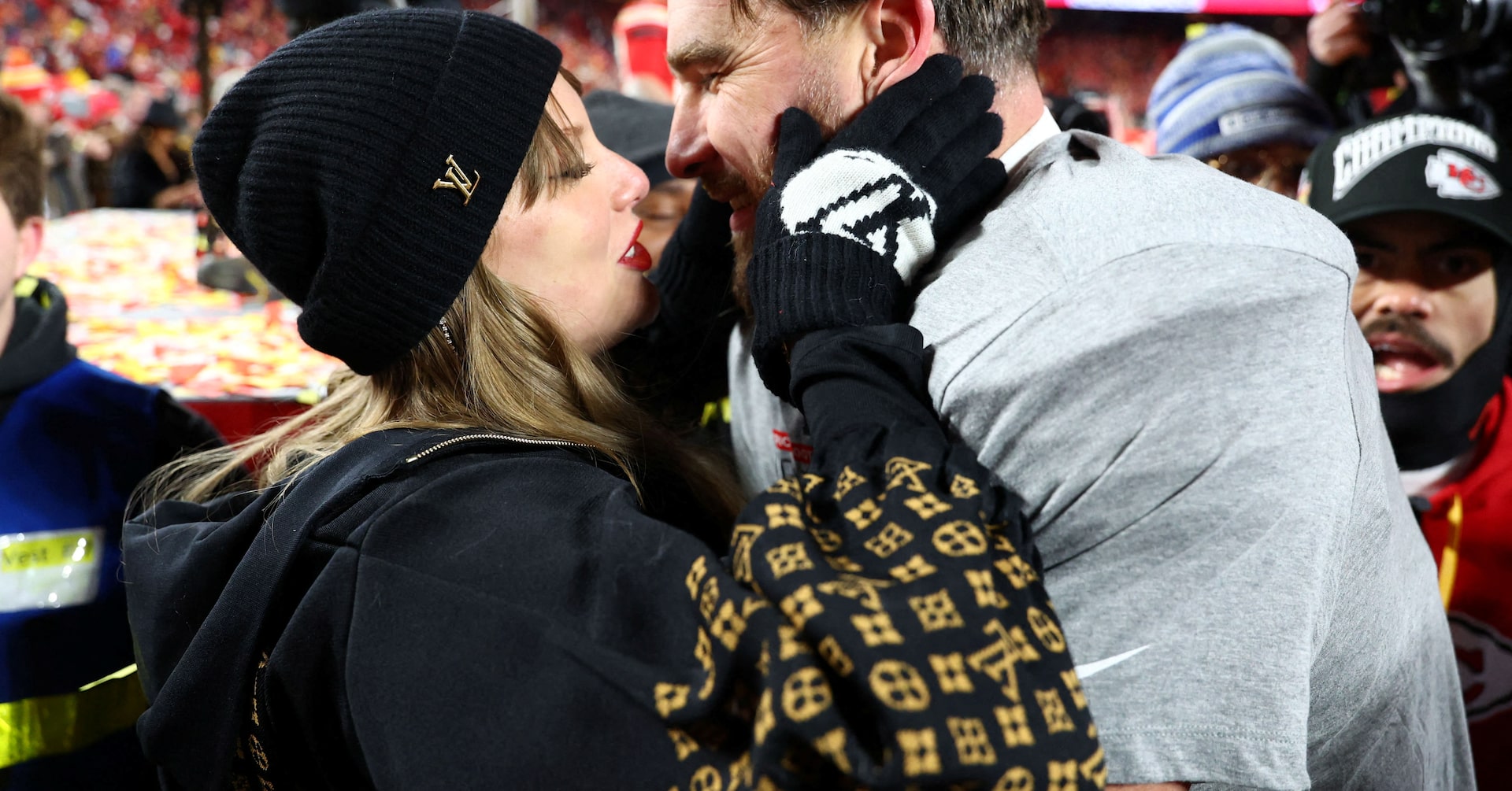 テイラー・スウィフトさん婚約発表、ＮＦＬのケルシー選手と