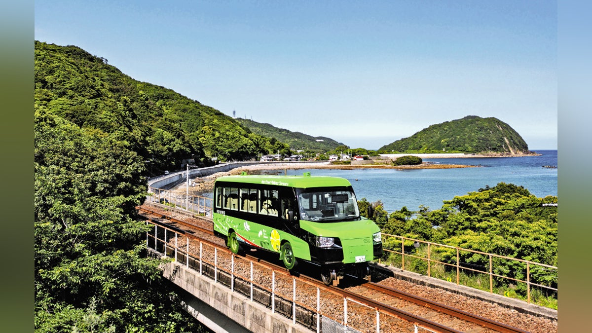 路線バスに本物のスイッチやハンドルを備えた「こども運転席」…乗りたくなる工夫で地域の足守る