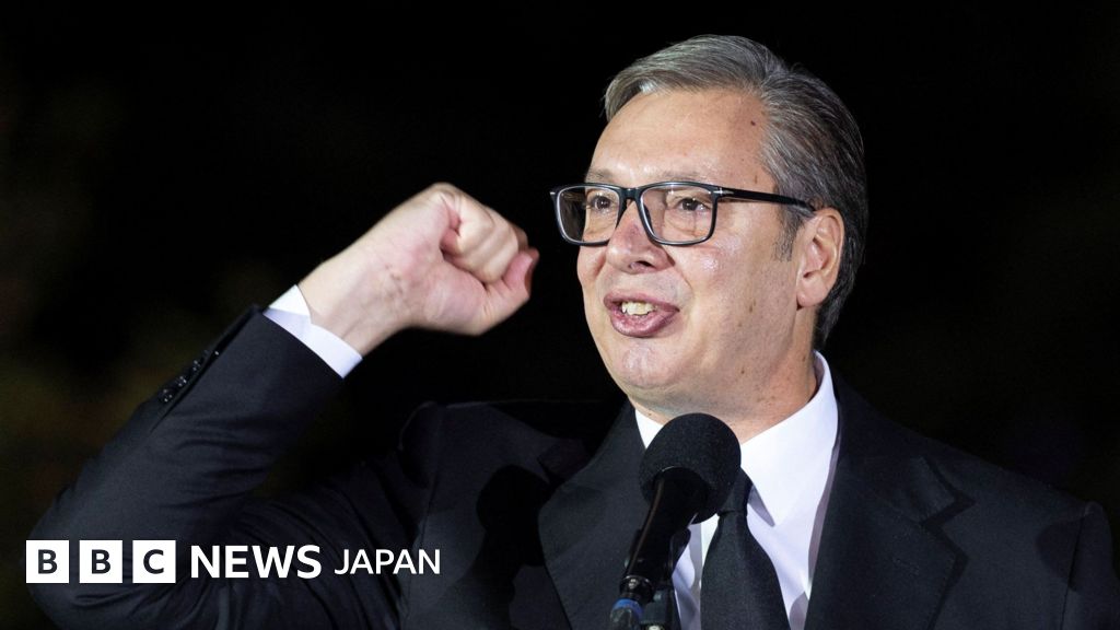 セルビアのヴチッチ大統領が辞任、市民の抗議高まり 年内に議会選と大統領選へ