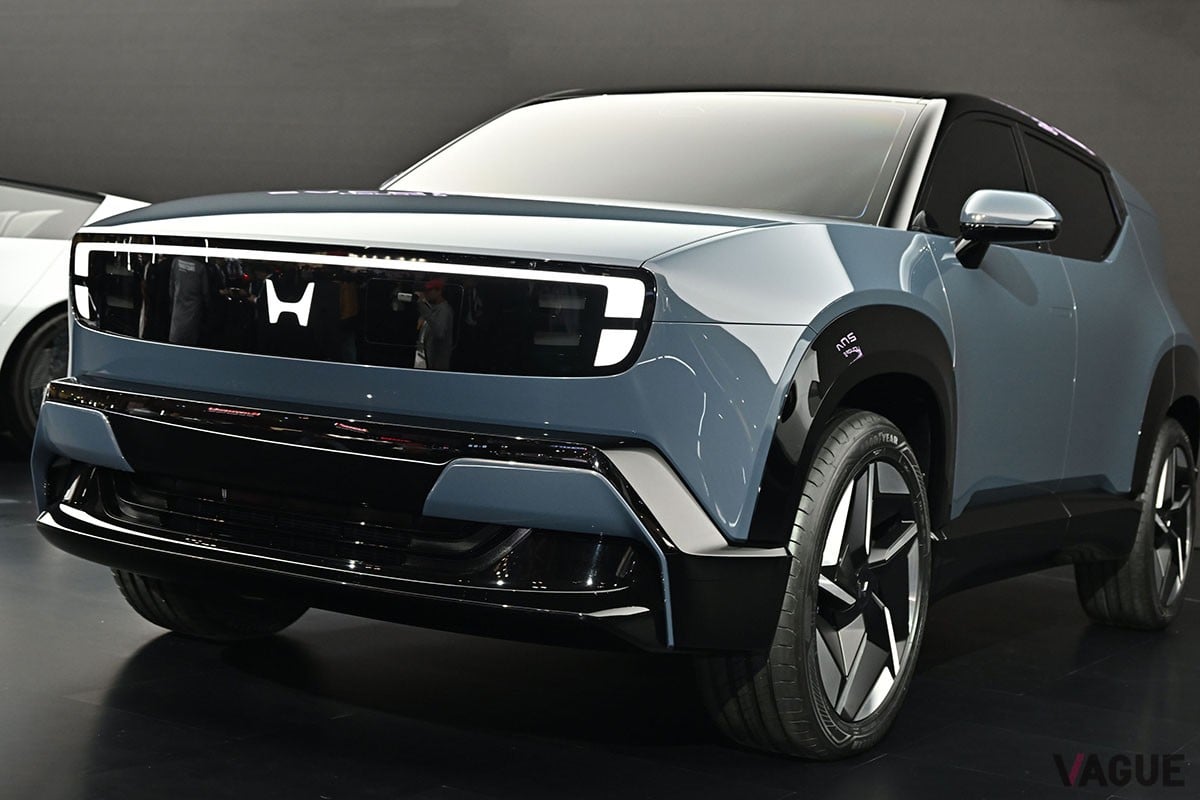公道でホンダ新型「Honda 0 α」を目撃!? “絶壁リア”が印象的な電動SUVを日本でテスト！ 2027年発売予定の次世代EVってどんなクルマ？