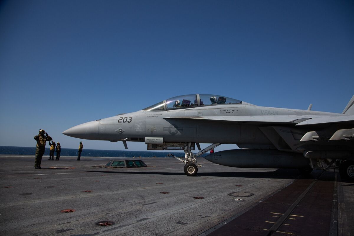 米海軍のヘリと戦闘機が墜落、南シナ海で－トランプ氏のアジア歴訪中