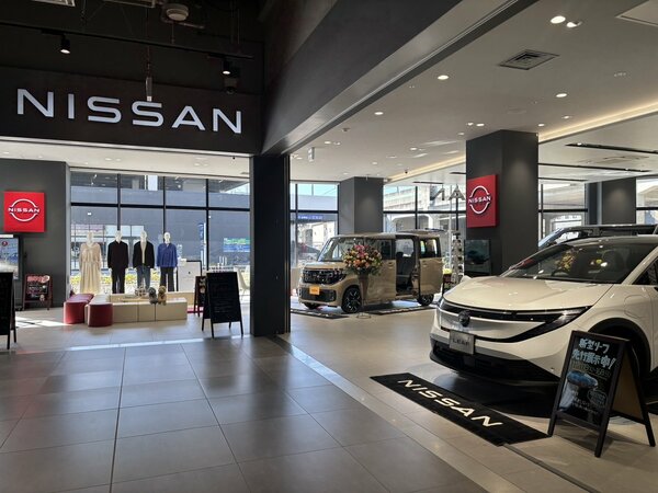 日産「車を販売しない」モール内の店舗を倍増へ「人が集まる場所に車を持っていく」ことで国内販売てこ入れ｜FNNプライムオンライン