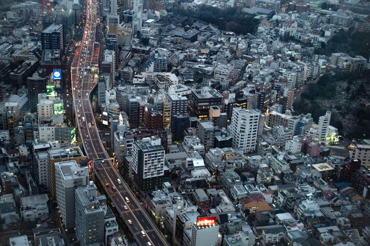 【日本市況】金利低下加速、入札低調で超長期債減額期待－円下げ拡大