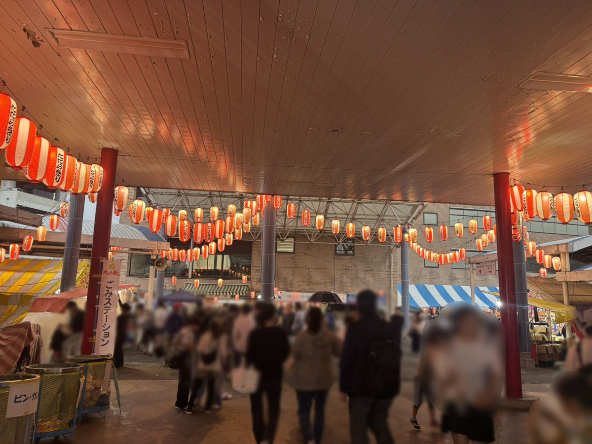 【川口市】たたら祭り1日目、夕方になって人出が増えてきました！17時過ぎの様子。