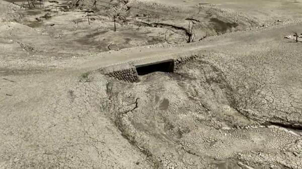 猛暑で渇水、ダムの水位低下し“幻の橋”や“旧庁舎の屋根”が出現 「こんな姿と想像つかない」 早明浦ダムでは取水制限開始