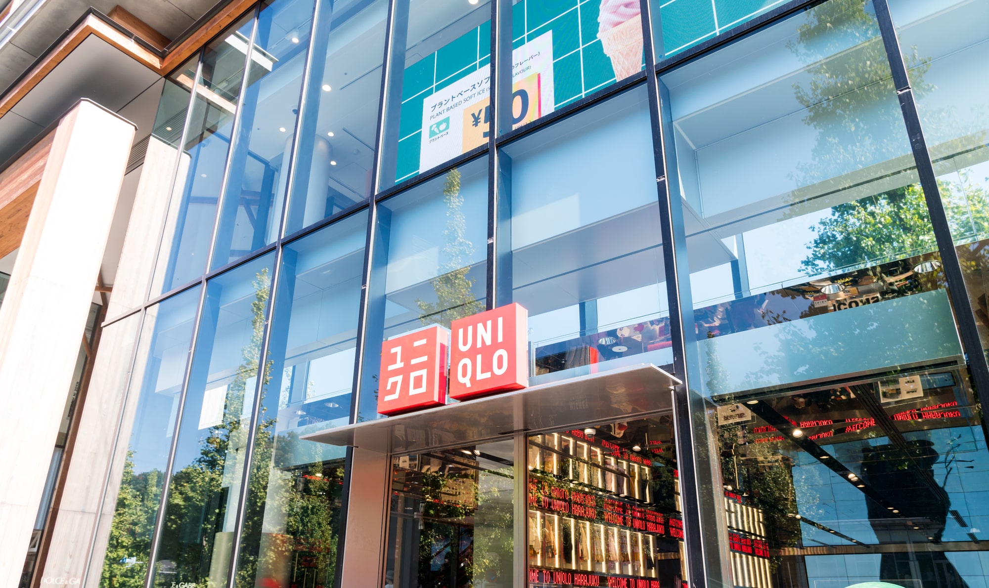 【ユニクロ】“クレープジャージーストレートパンツ”が値下げ！ 「脚長でスタイル良く見える楽パンツ」「高見えする」