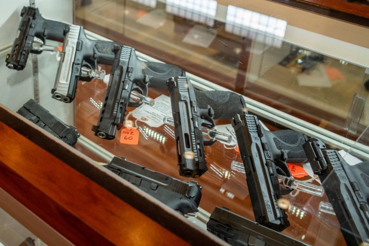 米司法省、トランスジェンダーの銃所持禁止を検討 憲法上の権利奪う恐れと専門家