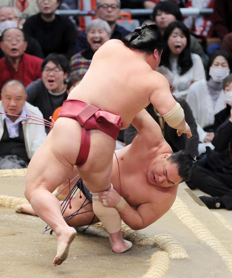 波乱の春場所、中日も大荒れ 横綱、２大関総崩れ 豊昇龍は痛恨２敗目 大栄翔に土俵際ではたき込まれる 安青錦は３連敗、琴桜も平戸海に苦杯 １敗は霧島ら４人