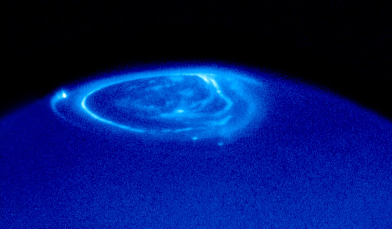 木星のオーロラに現れるガリレオ衛星の“足跡” NASA探査機ジュノーがすべて同時に観測