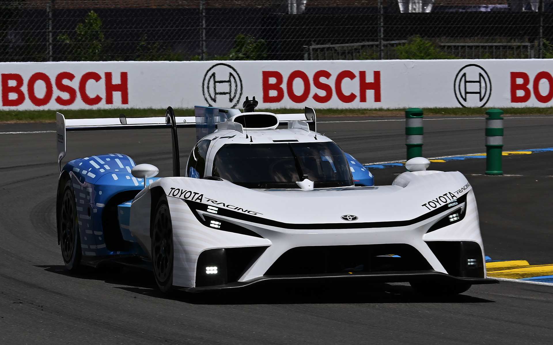 トヨタレーシング、ル・マン24時間で世界初の液体水素レーシングプロトタイプカーの走行に成功 V型6気筒3.5リッターツインターボの水素燃焼エンジン