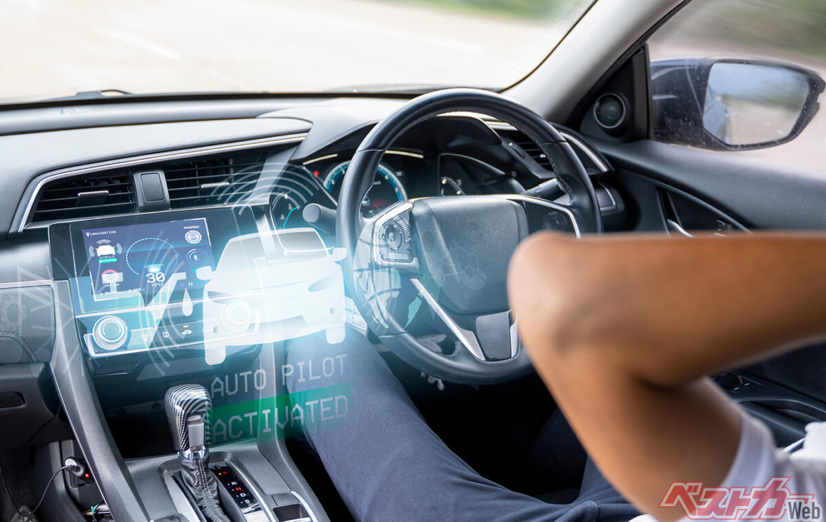 トヨタの自動運転は『AI任せ』じゃない!! 2028年から普及車へ導入するトヨタ流『E2E＋ガードレール』の正体