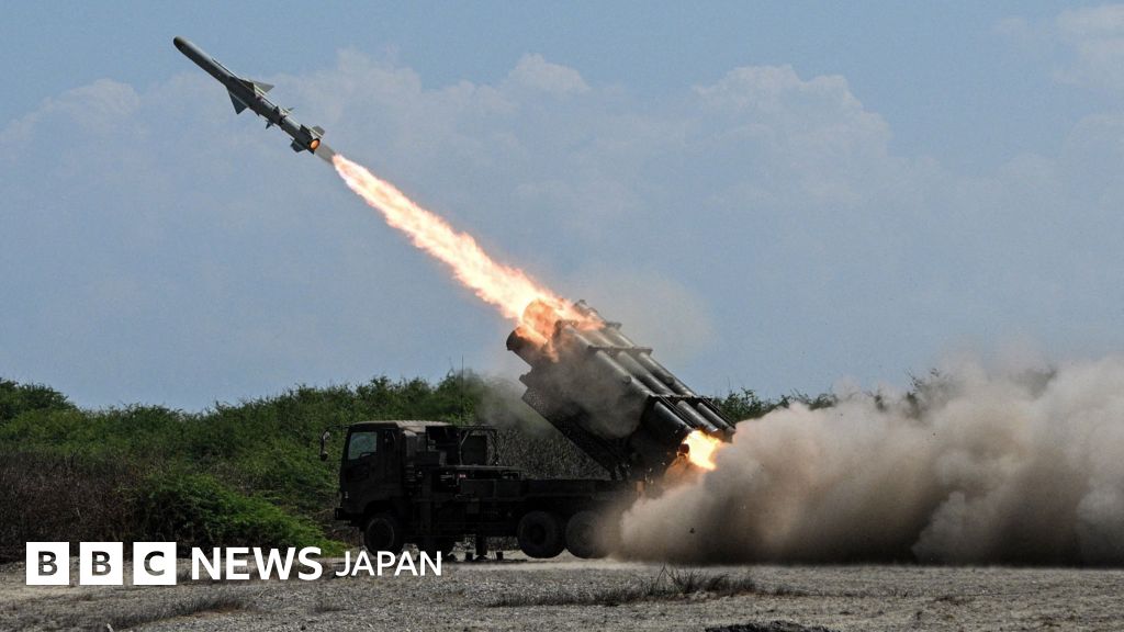小泉防衛相、日本の軍国主義を否定 中国の兵器「大量保有」を批判
