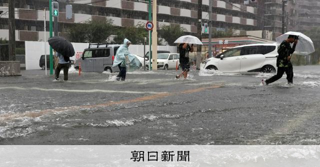 土砂崩れで2人死亡、4人不明 台風25号で190万人超に避難指示