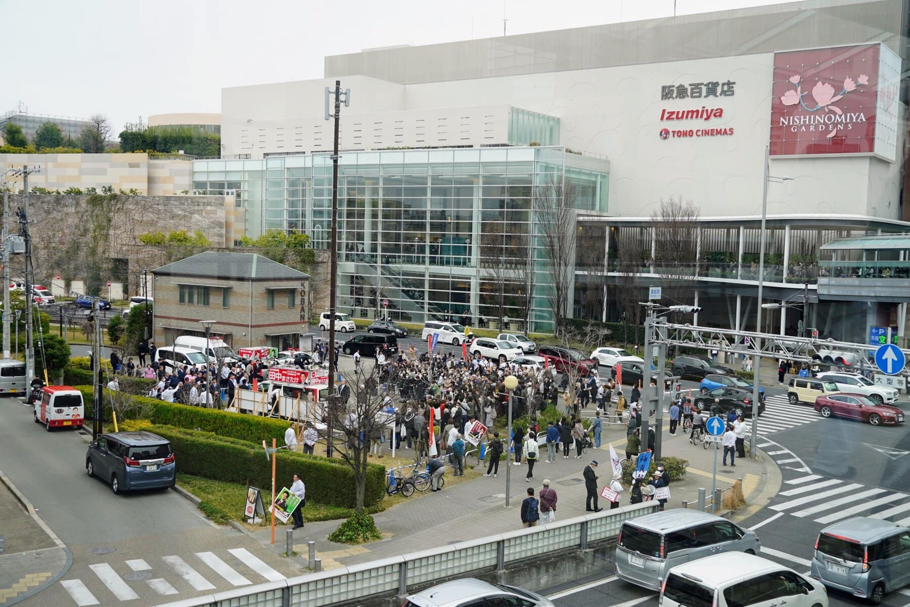 きのうガーデンズ前にめっちゃ人集まってた。大阪府知事の吉村さん西宮住んでたらしい