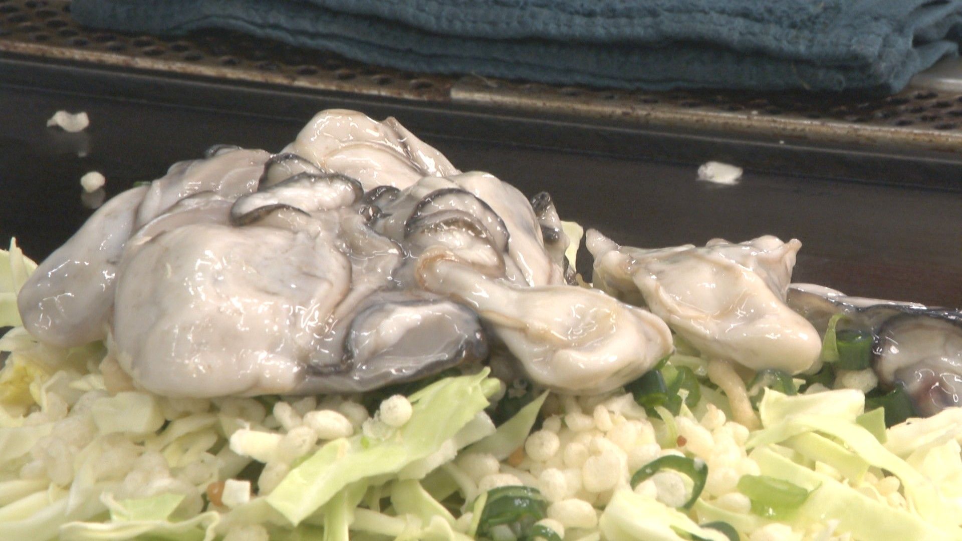 ソースと相性抜群！大粒の日生産カキがたっぷり…人気店のカキオコ 不漁から一転「年明けてぐっと大きく」 岡山【ほっとマルシェ】