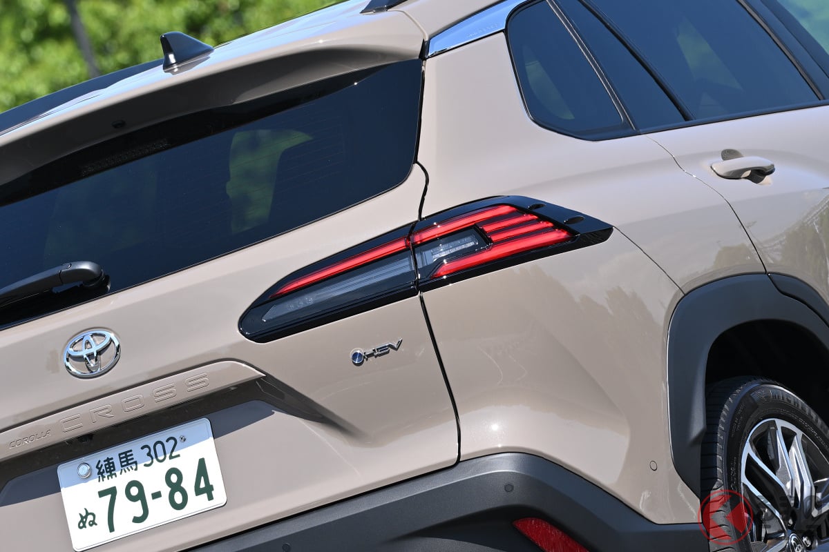 トヨタ新型「カローラクロス」“光る矢印”で行き先示す「スゴいウインカー」日本初搭載！ 斬新すぎるフロントデザイン＆「GRスポーツ」新設定！ 「人気SUV」何が変わった？