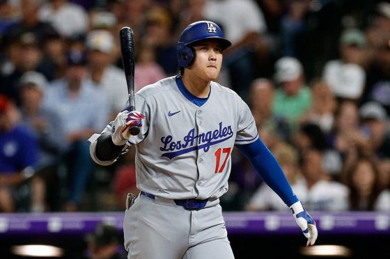 ベンチで投げつけ…珍しい大谷の怒り 先輩の前で直立の新人、ド軍ロッカーの重い空気