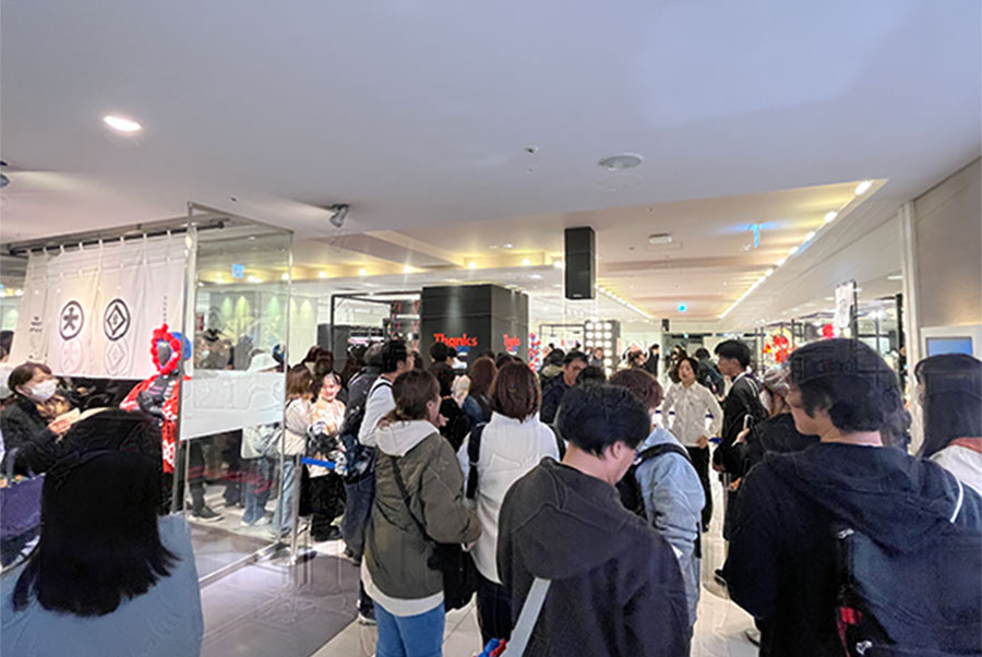 ミャクミャク人気、恐るべし…「大丸梅田」リニューアル店舗にファン殺到