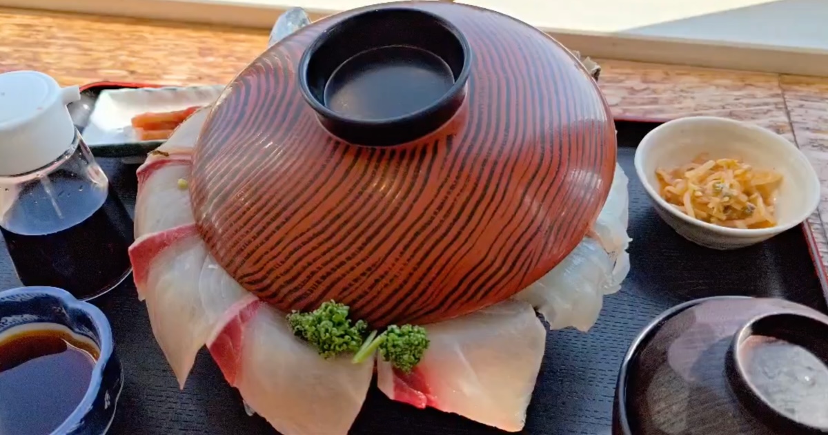 「海鮮丼のフタが動いている？！」→開けたら……「なんだこれは……」 とんでもない正体が280万表示「うわ、びっくりした～」