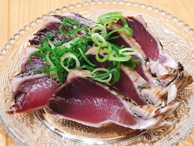 「カビ？」「死んでるやん」タイの高知料理店で出た鰹のタタキが真っ黒すぎた｜まいどなニュース