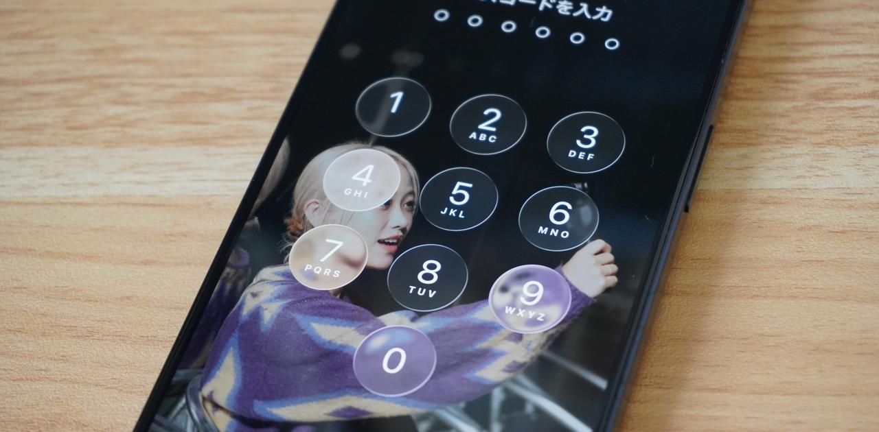 リアル過ぎるガラスエフェクトの代償。iOS 26、まさかの壁紙が歪んでしまう