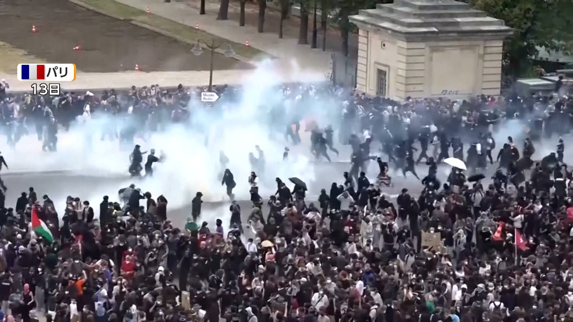 フランスの大規模デモ再び活発化 環境活動家グレタさんも参加 一部暴徒化で挑発・投石 警官隊も放水など対応